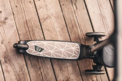 Scoot And Ride Brown Lines Highwaykick 2 Step SR-96526 -Baby Thuis Verkoop Scoot and Ride Brown Lines Highwaykick 2 Step SR 96526 .sfeer 4