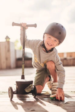 Scoot And Ride Green Lines Highwaykick 2 Step SR-96525 20 Scoot And Ride Green Lines Highwaykick 2 Step SR-96525 -Baby Thuis Verkoop Scoot and Ride Green Lines Highwaykick 2 Step SR 96525 .sfeer 3