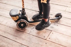 Scoot And Ride Leopard Highwaykick 2 Step SR-96524 -Baby Thuis Verkoop Scoot and Ride Leopard Highwaykick 2 Step SR 96524 .sfeer 3