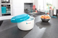Badabulle Blauw Magnetron Stoom Sterilisator B003204 -Baby Thuis Verkoop b003204 sterilisateur micro ondes bleu gris lifestyle 07