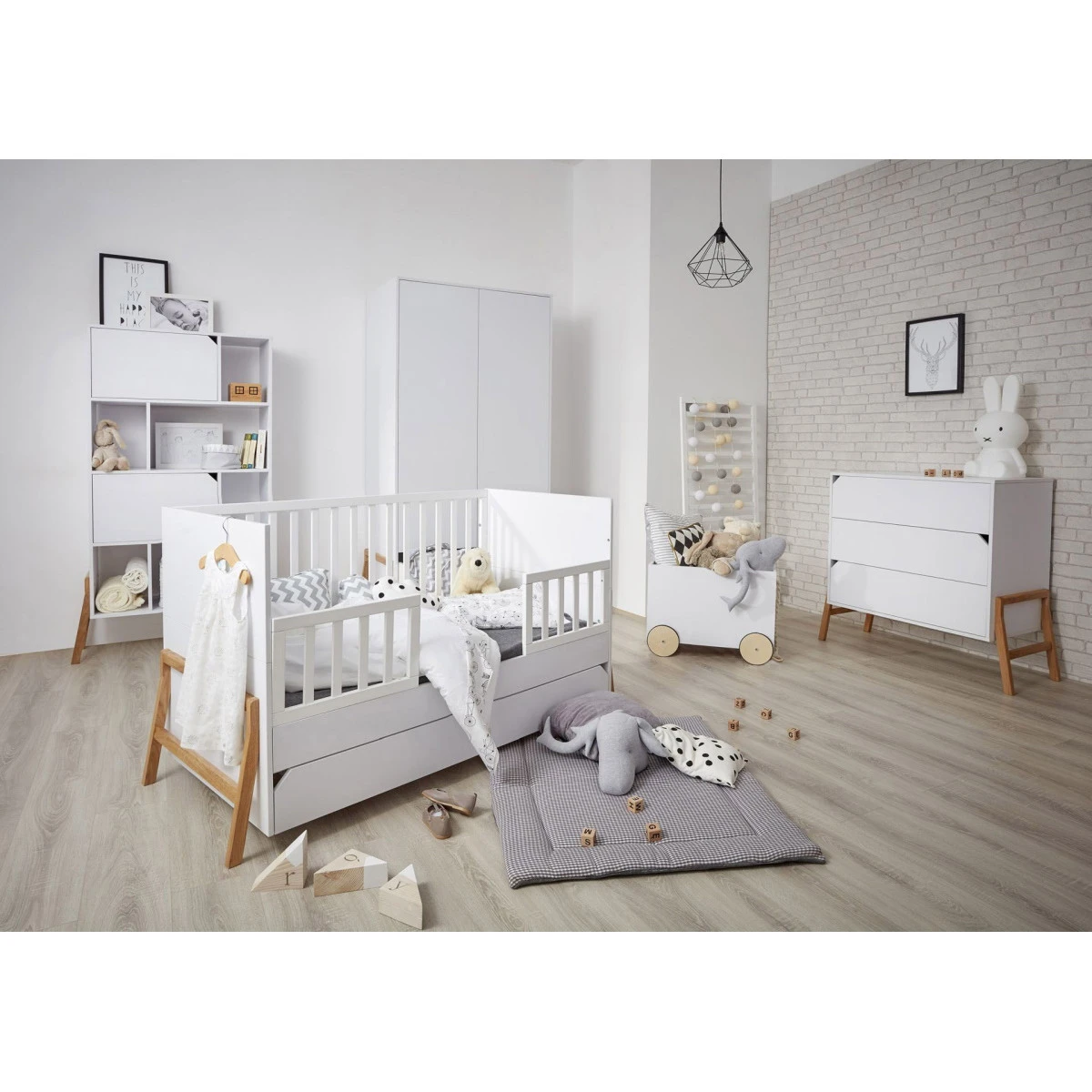 Bellamy Lotta Snow Babykamer: Ledikant/Juniorbed, Commode Met 6 Lades En 2-Deurskast 18 Bellamy Lotta Snow Babykamer: Ledikant/Juniorbed, Commode Met 6 Lades En 2-Deurskast - Afbeelding 16