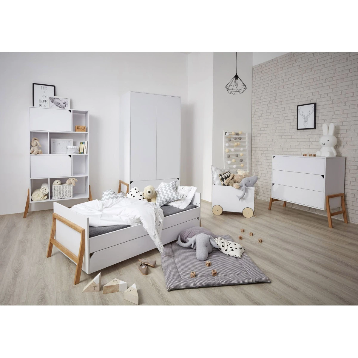Bellamy Lotta Snow Babykamer: Ledikant/Juniorbed, Commode Met 6 Lades En 2-Deurskast 19 Bellamy Lotta Snow Babykamer: Ledikant/Juniorbed, Commode Met 6 Lades En 2-Deurskast - Afbeelding 17