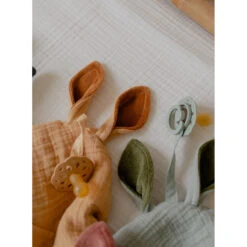 Bibs Kangaroo Sage Knuffeldoekje 9405250 -Baby Thuis Verkoop bibs kangaroo desert sand knuffeldoekje 9405293 2 1