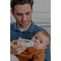 Bibs Sage 110 Ml Glazen Fles 5013250 19 Bibs Sage 110 Ml Glazen Fles 5013250 -Baby Thuis Verkoop bibs ss22 babyglassbottle lifestyle model 17 1