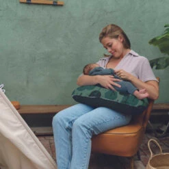 Doomoo Softy Green Forest Voedingskussen S80 -Baby Thuis Verkoop doomoo softy green forest voedingskussen 4