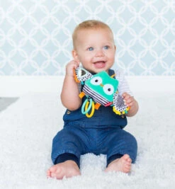 Infantino Flutter & Jitter Uil Buggyspeeltje BK-216320 8 Infantino Flutter & Jitter Uil Buggyspeeltje BK-216320 -Baby Thuis Verkoop infantino flutter jitter uil buggyspeeltje bk 216320 1 1920x1920