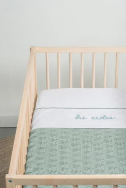 Jollein Hi Cutie Ash Green 120x150 Cm Ledikantlaken 008-524-65294 -Baby Thuis Verkoop jollein hi cutie ash green 75x100 cm wieglaken 008 511 65294 1