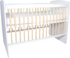 MamaLoes Ledikant Karolina Wit/Naturel 60 X 120 Cm -Baby Thuis Verkoop ledikant karolina wit naturel