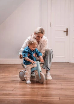 Momi Tedi Light Blue Mini Bike Loopfiets ROBI00037 21 Momi Tedi Light Blue Mini Bike Loopfiets ROBI00037 -Baby Thuis Verkoop momi tedi light blue mini bike loopfiets robi00037 9