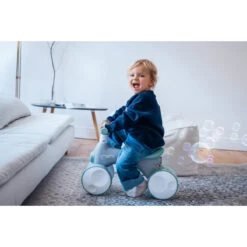 Momi Tobis Pink Ride-On Bubbles Loopfiets ROBI00042 -Baby Thuis Verkoop momi tobis loopfiets sfeer2