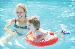 Freds Swim Academy Swimtrainer Classic Rood 3mnd - 4jr (6-18kg) 10110 8 Freds Swim Academy Swimtrainer Classic Rood 3mnd - 4jr (6-18kg) 10110 -Baby Thuis Verkoop swimtrainer classic 3 mnd 1920x1920