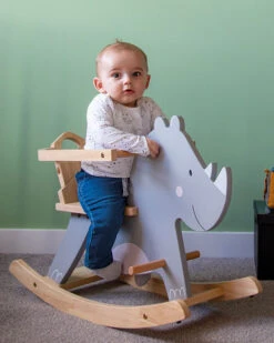 Tryco Neushoorn Houten Hobbeldier TR-353010 10 Tryco Neushoorn Houten Hobbeldier TR-353010 -Baby Thuis Verkoop tr 353010 tryco wooden rocking animals rhino 01a 1920x1920