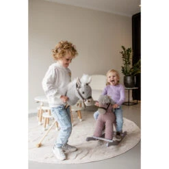 Tryco Milo Bruin Stokpaard Met Geluid TR-120114 -Baby Thuis Verkoop tryco milo roze hobbelpaard 18m tr 120107 sfeer 5