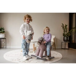 Tryco Milo Bruin Stokpaard Met Geluid TR-120114 -Baby Thuis Verkoop tryco milo stokpaard met geluid tr sfeer2 2